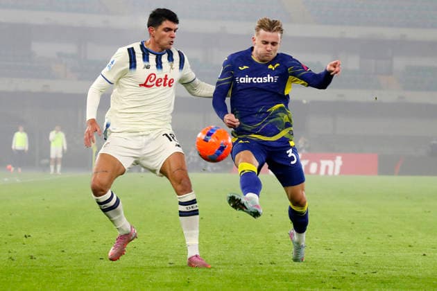 Verona™s Martin Frese , Atalanta s Raoul Bellanova during the Serie A soccer match between Hellas Verona and Atalanta at the Bentegodi Stadium in Verona, north west Italy - Saturday, December 06 , 2025. - Soccer .  Copyright: xPaolaxGarbuio Lapressex