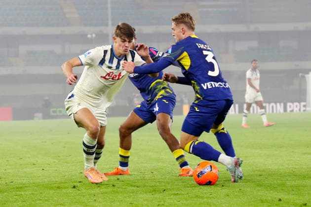 Verona™s Martin Frese Atalanta s Charles De Ketelaere during the Serie A soccer match between Hellas Verona and Atalanta at the Bentegodi Stadium in Verona, north west Italy - Saturday, December 06 , 2025. - Soccer .  Copyright: xPaolaxGarbuio Lapressex