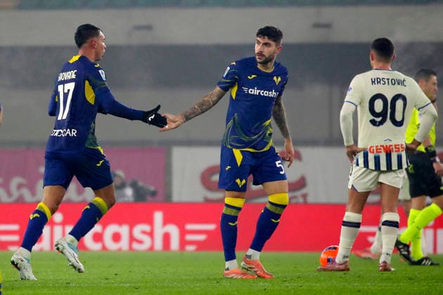 Verona™s Giovane I celebration goal 2-0 during the Serie A soccer match between Hellas Verona and Atalanta at the Bentegodi Stadium in Verona, north west Italy - Saturday, December 06 , 2025. - Soccer .  Copyright: xPaolaxGarbuio Lapressex
