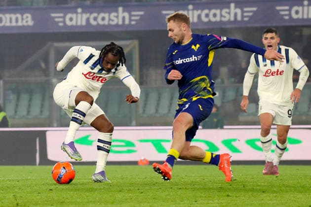 Atalanta s Ademola Lookman, Verona™s Victor Nelsson during the Serie A soccer match between Hellas Verona and Atalanta at the Bentegodi Stadium in Verona, north west Italy - Saturday, December 06 , 2025. - Soccer .  Copyright: xPaolaxGarbuio Lapressex