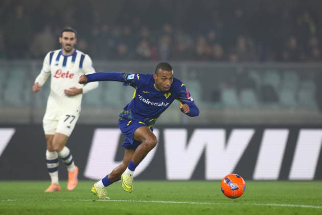 December 6, 2025, Verona, Veneto, Italy: RAFIK BELGHALI 7 of Hellas Verona shoots and scores his side s first goal during Matchday 14 of 38 of the Serie A 2025 26 between HELLAS VERONA and ATALANTA at the Bentegodi Stadium in Verona, Italy Verona Italy - ZUMAc179 20251206_zep_c179_002 Copyright: xMickaelxChavetx