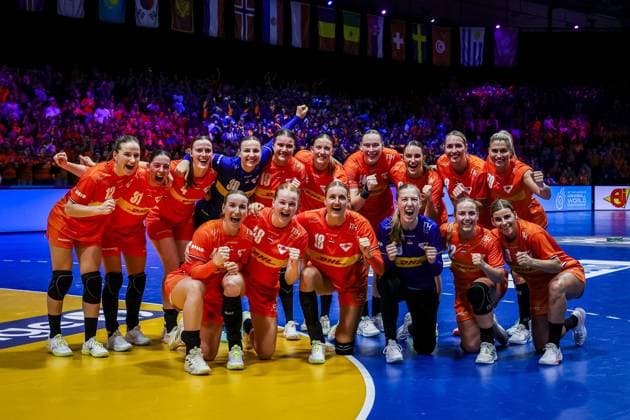 ROTTERDAM , 06-12-2025 , Rotterdam Ahoy , Womens World Championship, WM, Weltmeisterschaft Handball 2025 , match between Poland and Netherlands , picture shows team photo after the match Poland - Netherlands (women)  x32384535x Copyright: