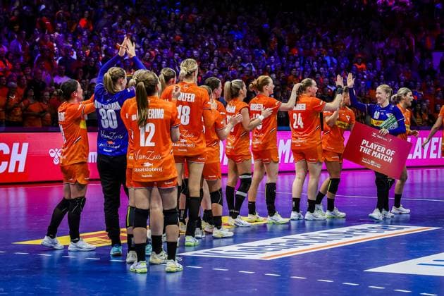 ROTTERDAM , 06-12-2025 , Rotterdam Ahoy , Womens World Championship, WM, Weltmeisterschaft Handball 2025 , match between Poland and Netherlands , picture shows the players of the Netherlands celebrating the win Poland - Netherlands (women)  x32384557x Copyright: