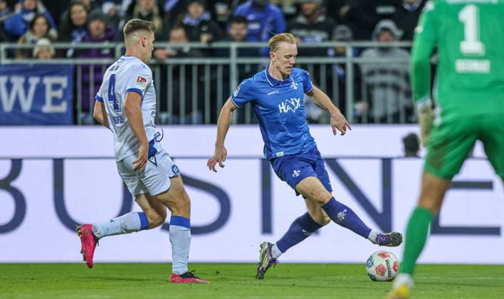 GER, Darmstadt, SV Darmstadt 98 vs Karlsruher SC, 2 Bundesliga, Football, DFB, Season 2025 2026, Merck Stadion am Böllenfalltor, 15 Matchday in picture from l Marcel Beifus Karlsruher SC 4 , Isac Lidberg SV Darmstadt 98 7 DFB DFL REGULATIONS PROHIBIT ANY USE OF PHOTOGRAPHS AS IMAGE SEQUENCES AND OR QUASI VIDEO, 06 12 2025 Copyright: HMBxMedia HendrikxHamelau