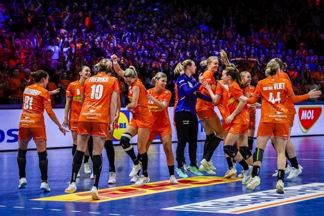 ROTTERDAM , 06-12-2025 , Rotterdam Ahoy , Womens World Championship, WM, Weltmeisterschaft Handball 2025 , match between Poland and Netherlands , picture shows the players of the Netherlands celebrating the win Poland - Netherlands (women)  x32384564x Copyright: