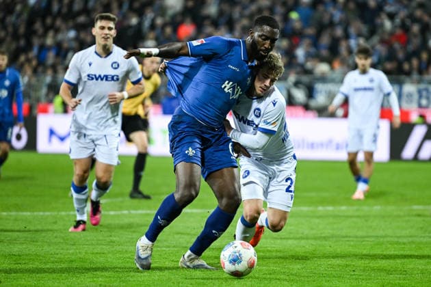 Patric Pfeiffer SV Darmstadt 1898, 06 in duel with Meiko Waeschenbach Karlsruher SC, 21 , GER, SV Darmstadt 98 vs Karlsruher SC, Soccer, 2 Bundesliga, Matchday 15, Season 2025 2026, 06 12 2025 DFL REGULATES PROHIBIT ANY USE OF PHOTOGRAPHS AS IMAGE SEQUENCES AND OR QUASI VIDEO GER, SV Darmstadt 98 vs Karlsruher SC, Football, 2 Bundesliga, Matchday 15, Season 2025 2026, 06 12 2025 Darmstadt Copyright: xEibner-Pressefoto FlorianxWiegandx EP_FWD