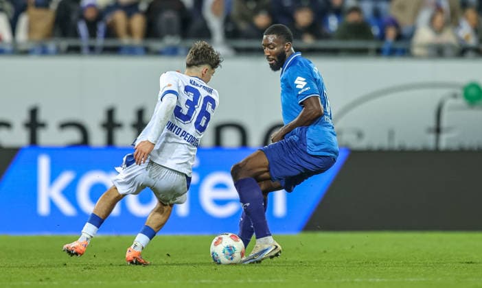 GER, Darmstadt, SV Darmstadt 98 vs Karlsruher SC, 2 Bundesliga, Football, DFB, Season 2025 2026, Merck Stadion am Böllenfalltor, 15 Matchday in picture from l Rafael Pinto Pedrosa Karlsruher SC 36 , Patric Pfeiffer SV Darmstadt 98 6 DFB DFL REGULATIONS PROHIBIT ANY USE OF PHOTOGRAPHS AS IMAGE SEQUENCES AND OR QUASI VIDEO, 06 12 2025 Copyright: HMBxMedia HendrikxHamelau