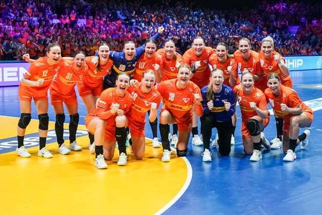 2025-12-06 Netherlands v Poland - IHF World Women s Handball Championship ROTTERDAM, NETHERLANDS - DECEMBER 6: Players of Netherlands Alieke van Maurik, Lois Abbingh, Larissa Nusser, Bo van Wetering, Kelly Dulfer, Judith van der Helm, Zoe Sprengers, Angela Malestein, Nikita van der Vliet, Rinka Duijndam, Bianca Schanssema, Yara ten Holte, Dione Housheer, Estavana Polman, Sarah Dekker, Merel Freriks, Romee Maarschalkerweerd, Kelly Vollebregt during the IHF World Women s Handball Championship match between Netherlands and Poland at Ahoy on December 6, 2025 in Rotterdam, Netherlands. Rotterdam Ahoy Netherlands Content not available for redistribution in The Netherlands directly or indirectly through any third parties. Copyright: xHenkxSeppenx