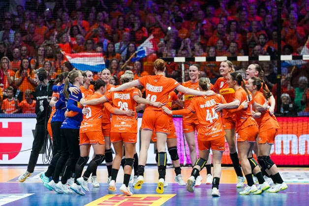 2025-12-06 Netherlands v Poland - IHF World Women s Handball Championship ROTTERDAM, NETHERLANDS - DECEMBER 6: Players of Netherlands Alieke van Maurik, Lois Abbingh, Larissa Nusser, Bo van Wetering, Kelly Dulfer, Judith van der Helm, Zoe Sprengers, Angela Malestein, Nikita van der Vliet, Rinka Duijndam, Bianca Schanssema, Yara ten Holte, Dione Housheer, Estavana Polman, Sarah Dekker, Merel Freriks, Romee Maarschalkerweerd, Kelly Vollebregt during the IHF World Women s Handball Championship match between Netherlands and Poland at Ahoy on December 6, 2025 in Rotterdam, Netherlands. Rotterdam Ahoy Netherlands Content not available for redistribution in The Netherlands directly or indirectly through any third parties. Copyright: xHenkxSeppenx
