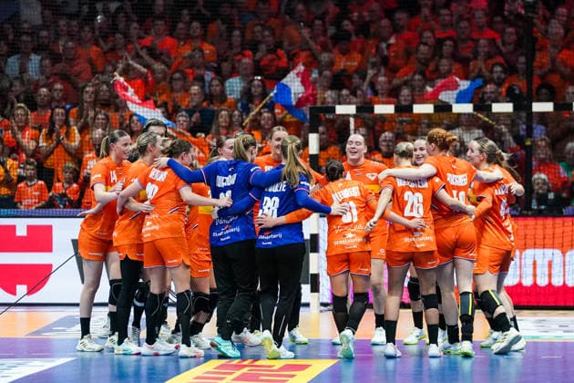 2025-12-06 Netherlands v Poland - IHF World Women s Handball Championship ROTTERDAM, NETHERLANDS - DECEMBER 6: Players of Netherlands Alieke van Maurik, Lois Abbingh, Larissa Nusser, Bo van Wetering, Kelly Dulfer, Judith van der Helm, Zoe Sprengers, Angela Malestein, Nikita van der Vliet, Rinka Duijndam, Bianca Schanssema, Yara ten Holte, Dione Housheer, Estavana Polman, Sarah Dekker, Merel Freriks, Romee Maarschalkerweerd, Kelly Vollebregt during the IHF World Women s Handball Championship match between Netherlands and Poland at Ahoy on December 6, 2025 in Rotterdam, Netherlands. Rotterdam Ahoy Netherlands Content not available for redistribution in The Netherlands directly or indirectly through any third parties. Copyright: xHenkxSeppenx