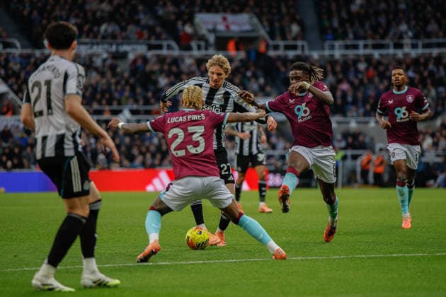 Newcastle United v Burnley Premier League 06 12 2025. Lucas Pires of Burnley challenges Nick Woltemade of Newcastle United during the Premier League match between Newcastle United and Burnley at St. James s Park, Newcastle, England on 6 December 2025. Newcastle St. James s Park Tyne and Wear England Editorial use only DataCo restrictions apply See www.football-dataco.com , Copyright: xCraigxCowanx PSI-23345-0185