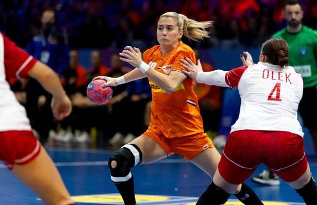 ROTTERDAM - Estavana Polman of the Netherlands in action during the Poland-Netherlands group match in the main round of the World Handball Championship in Ahoy Rotterdam. ANP IRIS VAN DEN BROEK xVIxANPxSportx xxANPxIVx 544101258 originalFilename: 544101258.jpg