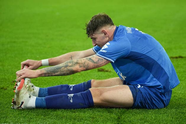 Soccer 2 Bundesliga, Matchday 15, SV Darmstadt 98 Karlsruher SC on 06 12 2025 in Darmstadt Merck Stadion am Böllenfalltor , Germany, Season 2025 2026 DFB DFL REGULATIONS PROHIBIT ANY USE OF PHOTOGRAPHS as IMAGE SEQUENCES and or QUASI VIDEO In focus Matej Maglica 5, SVD with cramps on the ground Darmstadt Merck Stadion am Böllenfalltor Germany Copyright: xChristophxKinzingerx