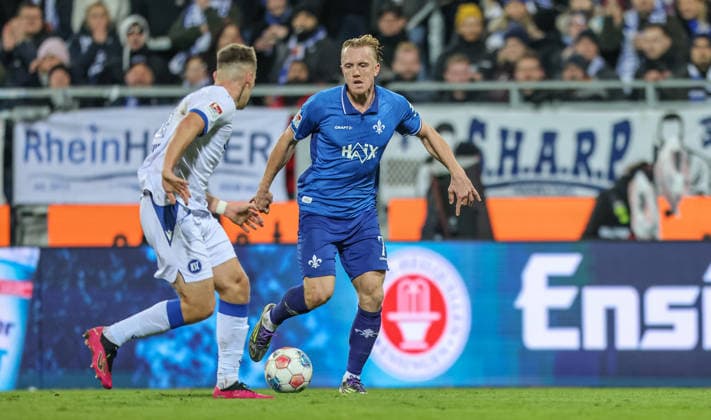 GER, Darmstadt, SV Darmstadt 98 vs Karlsruher SC, 2 Bundesliga, Football, DFB, Season 2025 2026, Merck Stadion am Böllenfalltor, 15 Matchday in picture from l Marcel Beifus Karlsruher SC 4 , Isac Lidberg SV Darmstadt 98 7 DFB DFL REGULATIONS PROHIBIT ANY USE OF PHOTOGRAPHS AS IMAGE SEQUENCES AND OR QUASI VIDEO, 06 12 2025 Copyright: HMBxMedia HendrikxHamelau