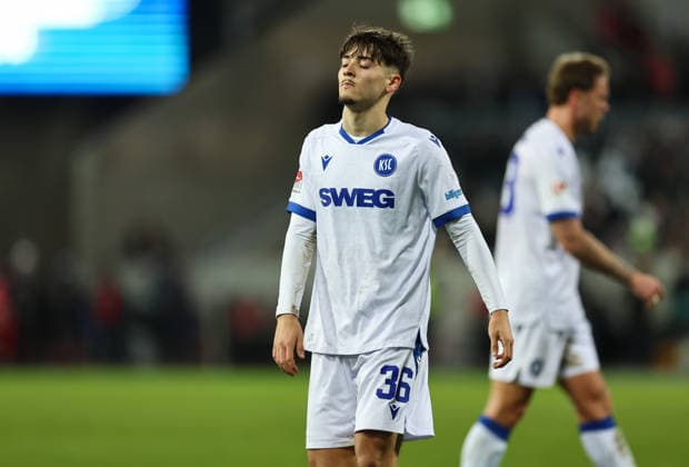 06 12 2025, Football 2 Bundesliga, SV Darmstadt 98 Karlsruher SC, emonline, emspor, despor, v l , Rafael Pinto Pedrosa Karlsruher SC enttaeuscht, enttaeuscht Blickend, dissapointed, traurig, frustiert, frustiert, frustrated DFL DFB REGULATIONS PROHIBIT ANY USE OF PHOTOGRAPHS AS IMAGE SEQUENCES AND OR QUASI VIDEO xdcx Copyright: HMBxMedia Claus