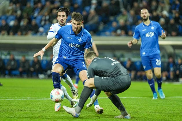 Soccer 2 Bundesliga, Matchday 15, SV Darmstadt 98 Karlsruher SC on 06 12 2025 in Darmstadt Merck Stadion am Böllenfalltor , Germany, Season 2025 2026 DFB DFL REGULATIONS PROHIBIT ANY USE OF PHOTOGRAPHS as IMAGE SEQUENCES and or QUASI VIDEO Penalty area scene between Roko Simic 9, KSC , Matej Maglica 5, SVD and Marcel Schuhen 1, SVD Darmstadt Merck Stadion am Böllenfalltor Germany Copyright: xChristophxKinzingerx