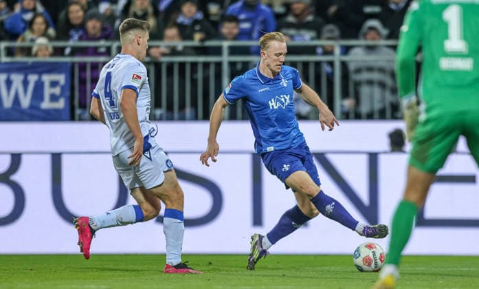 GER, Darmstadt, SV Darmstadt 98 vs Karlsruher SC, 2 Bundesliga, Football, DFB, Season 2025 2026, Merck Stadion am Böllenfalltor, 15 Matchday in picture from l Marcel Beifus Karlsruher SC 4 , Isac Lidberg SV Darmstadt 98 7 DFB DFL REGULATIONS PROHIBIT ANY USE OF PHOTOGRAPHS AS IMAGE SEQUENCES AND OR QUASI VIDEO, 06 12 2025 Copyright: HMBxMedia HendrikxHamelau