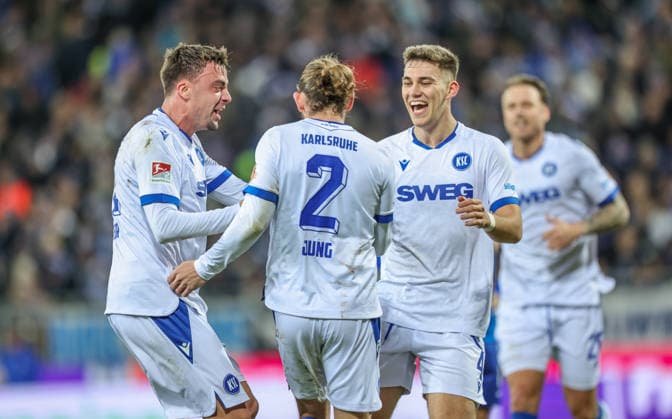 GER, Darmstadt, SV Darmstadt 98 vs Karlsruher SC, 2 Bundesliga, Soccer, DFB, Season 2025 2026, Merck Stadion am Böllenfalltor, 15 Matchday in the picture Cheers at Karlsruher SC after Matej Maglicas own goal SV Darmstadt 98 5 , Philipp Förster Karlsruher SC 11 , Sebastian Jung Karlsruher SC 2 DFB DFL REGULATIONS PROHIBIT ANY USE OF PHOTOGRAPHS AS IMAGE SEQUENCES AND OR QUASI VIDEO, 06 12 2025 Copyright: HMBxMedia HendrikxHamelau
