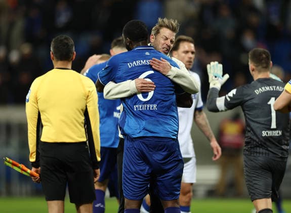 06 12 2025, Soccer 2 Bundesliga, SV Darmstadt 98 Karlsruher SC, emonline, emspor, despor, v l , Patric Pfeiffer SV Darmstadt 98 , Coach Florian Kohfeldt SV Darmstadt 98 jubilantly cheering jubilantly cheering about the victory DFL DFB REGULATIONS PROHIBIT ANY USE OF PHOTOGRAPHS AS IMAGE SEQUENCES AND OR QUASI VIDEO xdcx Copyright: HMBxMedia Claus
