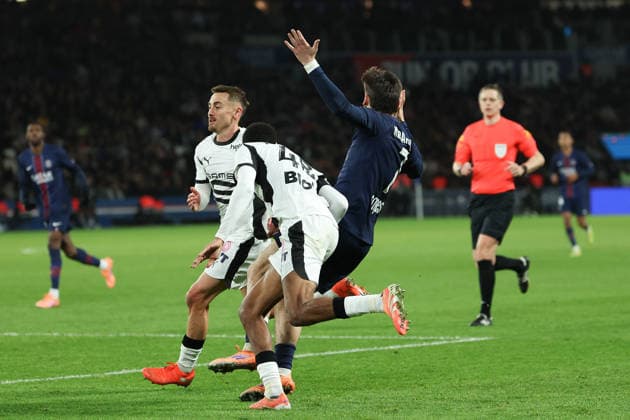 FBL FRA LIGUE1 Paris Saint Germain Stade Rennes Abdelhamid Ait Boudlal Stade Rennes , Khvicha Kvaratskhelia Paris Saint Germain battle for the ball during the French L1 football match between Paris Saint Germain PSG an Stade Rennes at Parc des Princes Paris ,France, on December 06, 2025 Copyright: JoaquimxFerreira
