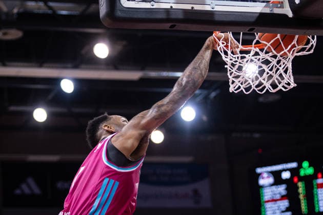 easyCredit Basketball Bundesliga, Telekom Baskets Bonn vs Niners Chemnitz, 06 12 2025 Jeff Garrett Jr Telekom Baskets Bonn 4 slams the ball into the net easyCredit Basketball Bundesliga, Telekom Baskets Bonn vs Niners Chemnitz, 06 12 2025, Telekom Dome Bonn Copyright: xBEAUTIFULxSPORTS Derixx