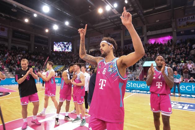 Michael Kessens Bonn during the final celebration, Telekom Baskets Bonn vs Niners Chemnitz, easyCredit BBL, Matchday 9, Bonn, 06 12 2025