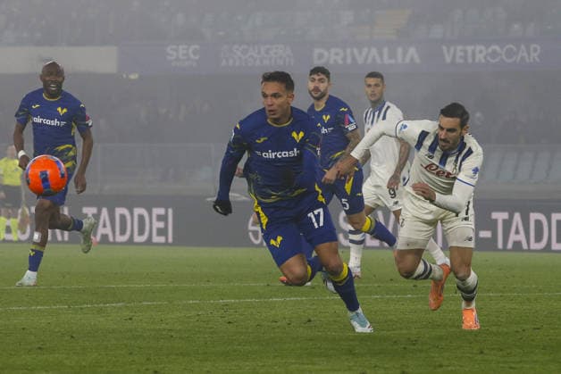 Giovane Santana do Nascimiento of Hellas Verona FC competes for the ball with Davide Zappacosta of Atalanta BC during Hellas Verona FC vs Atalanta BC, 14Â° Serie A Enilive 2025-26 game at Marcantonio Bentegodi stadium in Verona (VR), Italy, on Dicember 06, 2025.  Copyright: xDavidexCasentini IPAxSportx xipa-agency.netx xx IPA_68848323 IPA_Agency_IPA68848323