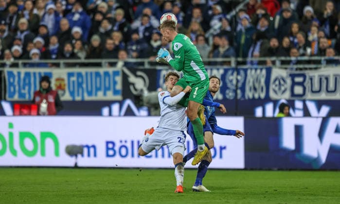 GER, Darmstadt, SV Darmstadt 98 vs Karlsruher SC, 2 Bundesliga, Football, DFB, Season 2025 2026, Merck Stadion am Böllenfalltor, 15 Matchday in picture from l Meiko Wäschenbach Karlsruher SC 21 , Hans Christian Bernat Karlsruher SC 1 , Matthias Bader SV Darmstadt 98 26 , duel hard DFB DFL REGULATIONS PROHIBIT ANY USE OF PHOTOGRAPHS AS IMAGE SEQUENCES AND OR QUASI VIDEO, 06 12 2025 Copyright: HMBxMedia HendrikxHamelau