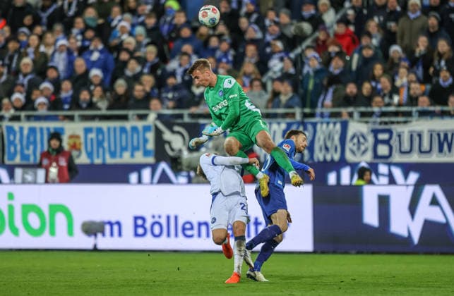 GER, Darmstadt, SV Darmstadt 98 vs Karlsruher SC, 2 Bundesliga, Football, DFB, Season 2025 2026, Merck Stadion am Böllenfalltor, 15 Matchday in picture from l Meiko Wäschenbach Karlsruher SC 21 , Hans Christian Bernat Karlsruher SC 1 , Matthias Bader SV Darmstadt 98 26 , duel hard DFB DFL REGULATIONS PROHIBIT ANY USE OF PHOTOGRAPHS AS IMAGE SEQUENCES AND OR QUASI VIDEO, 06 12 2025 Copyright: HMBxMedia HendrikxHamelau