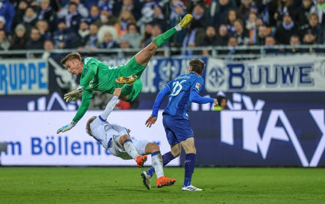 GER, Darmstadt, SV Darmstadt 98 vs Karlsruher SC, 2 Bundesliga, Football, DFB, Season 2025 2026, Merck Stadion am Böllenfalltor, 15 Matchday in picture from l Meiko Wäschenbach Karlsruher SC 21 , Hans Christian Bernat Karlsruher SC 1 , Matthias Bader SV Darmstadt 98 26 , duel hard DFB DFL REGULATIONS PROHIBIT ANY USE OF PHOTOGRAPHS AS IMAGE SEQUENCES AND OR QUASI VIDEO, 06 12 2025 Copyright: HMBxMedia HendrikxHamelau