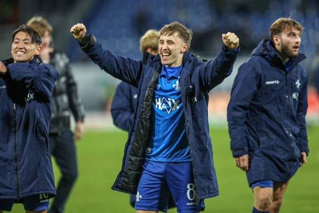 GER, Darmstadt, SV Darmstadt 98 vs Karlsruher SC, 2 Bundesliga, Football, DFB, Season 2025 2026, Merck Stadion am Böllenfalltor, 15 Matchday in picture Joy, jubilation and emotions at Darmstadt 98 after the victory after 3 2 goals against Karlsruhe, Luca Marseiler SV Darmstadt 98 8 DFB DFL REGULATIONS PROHIBIT ANY USE OF PHOTOGRAPHS AS IMAGE SEQUENCES AND OR QUASI VIDEO, 06 12 2025 Copyright: HMBxMedia HendrikxHamelau