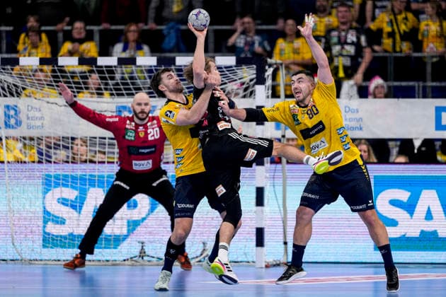 from left Steven Plucnar Jacobsen RNL, 9 , Andri Mar Runarsson HCE, 4 , Jannik Kohlbacher RNL, 80 , duel, duel, tackle, tackling, dynamics, action, action, 06 12 2025, Mannheim Germany , Handball, Bundesliga, Rhein Neckar Löwen HC Erlangen xozx