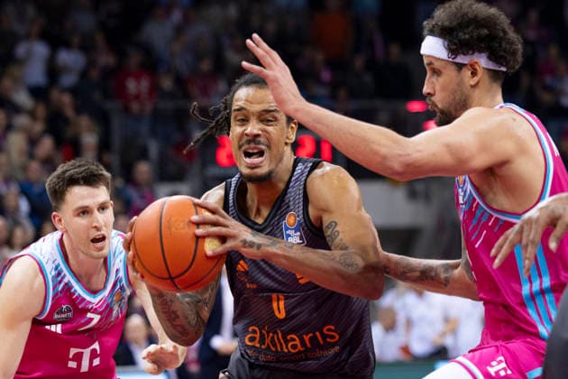 Kevin YEBO CHE 0, left on the ball, in a duel against Michael KESSENS BON 6, right , action half-time 42 38, Basketball 1 Bundesliga Telekom Baskets Bonn NINERS Chemnitz BON vs CHE main round 9 matchday, in T E L E C O M D O M E, on 06 12 2025, Â
