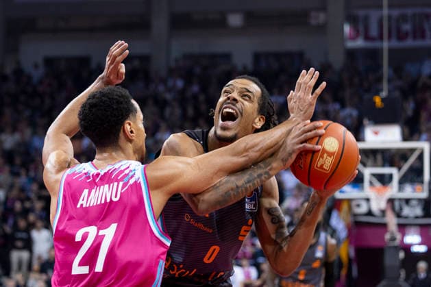 Kevin YEBO CHE 0, right on the ball, in a duel against Joel AMINU BON 21, left , action half-time 42 38, Basketball 1 Bundesliga Telekom Baskets Bonn NINERS Chemnitz BON vs CHE Main Round 9 Matchday, in T E L E C O M D O M E, on 06 12 2025, Â