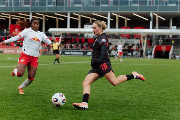 06 12 25, Women, Football, Google Pixel Womens Bundesliga, Season 2025 2026, Bayer 04 Leverkusen RB Leipzig, Matchday 12 Sofie Zdebel 16 Bayer 04 Leverkusen Shot in front of Delice Boboy 17 RB Leipzig Leverkusen Ulrich Haberland Stadion NRW Germany