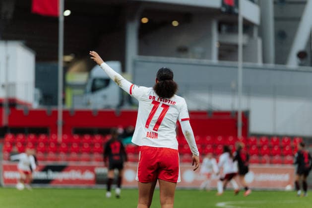 06 12 25, Women, Football, Google Pixel Womens Bundesliga, Season 2025 2026, Bayer 04 Leverkusen RB Leipzig, Matchday 12 Lisa Baum 11 RB Leipzig gives instructions, Rear view Leverkusen Ulrich Haberland Stadium NRW Germany