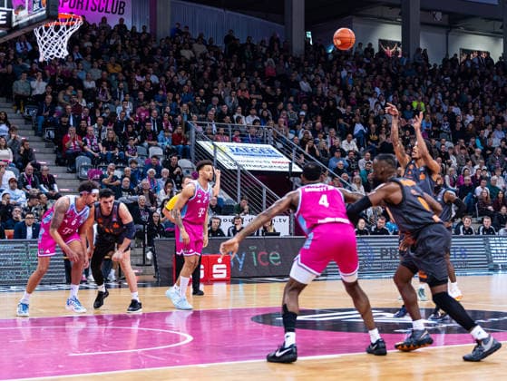 Kevin Yebo Niners Chemnitz, 00 executes the free throw Telekom Baskets Bonn vs Niners Chemnitz, Basketball, easyCredit Basketball Bundesliga, Matchday 9, Season 2025 2026, 06 12 2025 Telekom Baskets Bonn vs Niners Chemnitz, Basketball, easyCredit Basketball Bundesliga, Matchday 9, Season 2025 2026, 06 12 2025 Bonn Copyright: xEibner-Pressefoto DamianxKruczynx EP_DKI