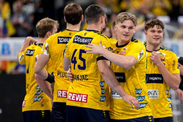Rhein Neckar Löwen players in front from left with Halil Jaganjac RNL, 45 and Elias Ciudad Benitez RNL, 41 , jubilation after the final whistle, joy about the victory, winner, winner, cheers, cheering, cheerful, positive, happy, optimistic, highlight, action, 06 12 2025, Mannheim Germany , Handball, Bundesliga, Rhein Neckar Löwen HC Erlangen xozx