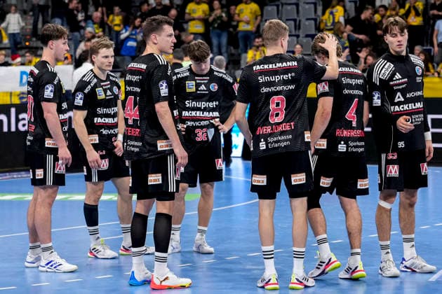 HC Erlangen players, disappointed about the defeat, disappointment after the final whistle, highlight, loser, lost, frustration, disappointed, pessimistic, 06 12 2025, Mannheim Germany , Handball, Bundesliga, Rhein Neckar Löwen HC Erlangen xozx