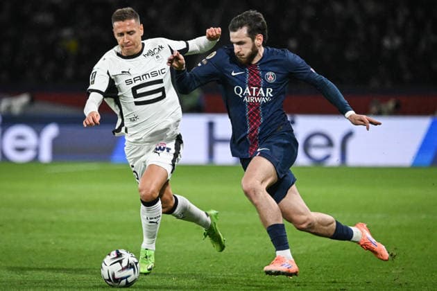 Ligue 1 PSG vs Stade Rennais F.C - FA Paris Saint-Germain’s forward Khvicha Kvaratskhelia fights for the ball during the French L1 football match between Paris Saint-Germain and Stade Rennais F.C at the Parc des Princes stadium in Paris on December 6, 2025. Photo by Firas Abdullah ABACAPRESS.COM Paris Île-de-France France  Copyright: xAbdullahxFiras ABACAx