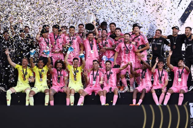 FT. LAUDERDALE, FL - DECEMBER 06: Inter Miami forward Lionel Messi (10) and the the rest of the Inter Miami team celrbates witht he MLS, Fussball Herren, USA cup following the 2025 MLS Cup Finals between the Vancouver Whitecaps and Inter Miami CF on Saturday, December 6, 2025 at Chase Stadium in Fort Lauderdale, FL. (Photo by Peter Joneleit Icon Sportswire) SOCCER: DEC 06 MLS Cup 2025 Inter Miami CF vs Vancouver Whitecaps FC EDITORIAL USE ONLY Icon251206045