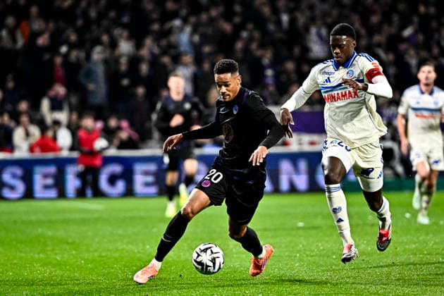 FOOTBALL : Toulouse vs Strasbourg - 15eme Journee de Ligue 1 McDonald S - Toulouse - 06 12 2025 Emersonn (tfc) vs Mamadou Sarr (rcs) Toulouse  Copyright: xThierryxBretonx