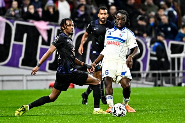 FOOTBALL : Toulouse vs Strasbourg - 15eme Journee de Ligue 1 McDonald S - Toulouse - 06 12 2025 ismael Doukoure (rcs) vs Yann Gboho (tfc) Toulouse  Copyright: xThierryxBretonx