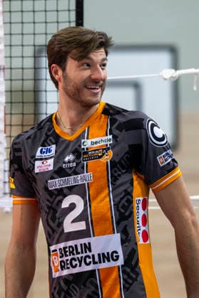 1 Volleyball Bundesliga Season 2025 2026 Cerebricks Volley Goats Mitteldeutschland vs Berlin Recycling Volleys Halle, Germany 06 December 2025 In the picture Matthew Knigge Berlin laughing, smiling, in a good mood, grinning, grinning, Halle Saale swh Arena Sachsen Anhalt Germany