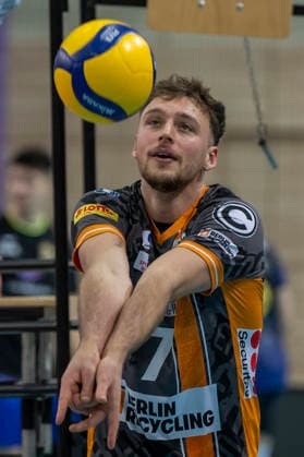 1 Volleyball Bundesliga Season 2025 2026 Cerebricks Volley Goats Mitteldeutschland vs Berlin Recycling Volleys Halle, Germany 06 December 2025 In the picture Simon Plaskie Berlin Halle Saale swh Arena Sachsen Anhalt Germany