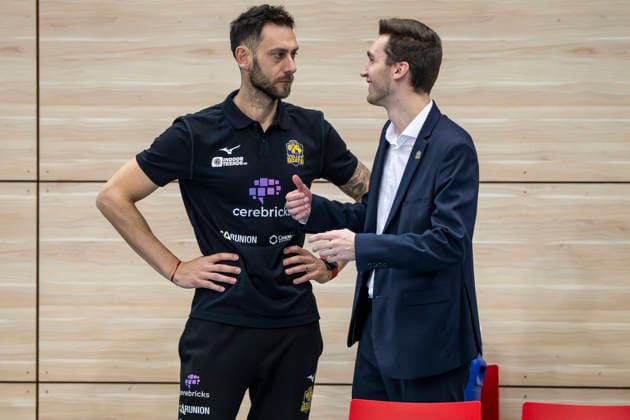 1 Volleyball Bundesliga Season 2025 2026 Cerebricks Volley Goats Mitteldeutschland vs Berlin Recycling Volleys Halle, Germany 06 December 2025 In the picture from left coach Christian Imhoff Bitterfeld and managing director Lukas Thielemann Bitterfeld Halle Saale swh Arena Sachsen Anhalt Germany