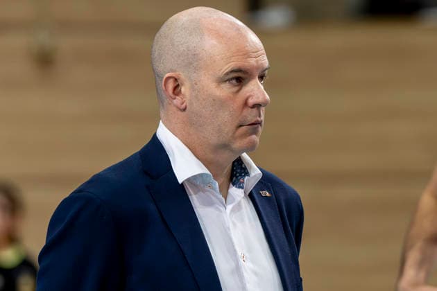 1 Volleyball Bundesliga Season 2025 2026 Cerebricks Volley Goats Mitteldeutschland vs Berlin Recycling Volleys Halle, Germany 06 December 2025 In the picture Coach Joel Banks Berlin Halle Saale swh Arena Sachsen Anhalt Germany