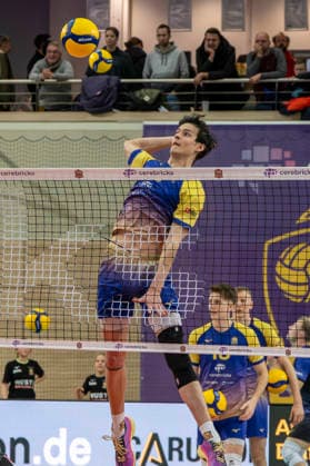 1 Volleyball Bundesliga Season 2025 2026 Cerebricks Volley Goats Mitteldeutschland vs Berlin Recycling Volleys Halle, Germany 06 December 2025 In the picture Holden Maryott Bitterfeld Halle Saale swh Arena Sachsen Anhalt Germany