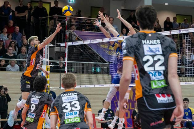 1 Volleyball Bundesliga Season 2025 2026 Cerebricks Volley Goats Mitteldeutschland vs Berlin Recycling Volleys Halle, Germany 06 December 2025 In the picture from left Ruben Schott Berlin , Nolan Flexen Berlin and Fedor Ivanov Berlin Halle Saale swh Arena Sachsen Anhalt Germany