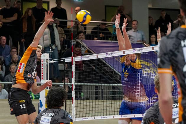 1 Volleyball Bundesliga Season 2025 2026 Cerebricks Volley Goats Mitteldeutschland vs Berlin Recycling Volleys Halle, Germany 06 December 2025 In the picture from left Ruben Schott Berlin and Paul Stommel Bitterfeld Halle Saale swh Arena Sachsen Anhalt Germany